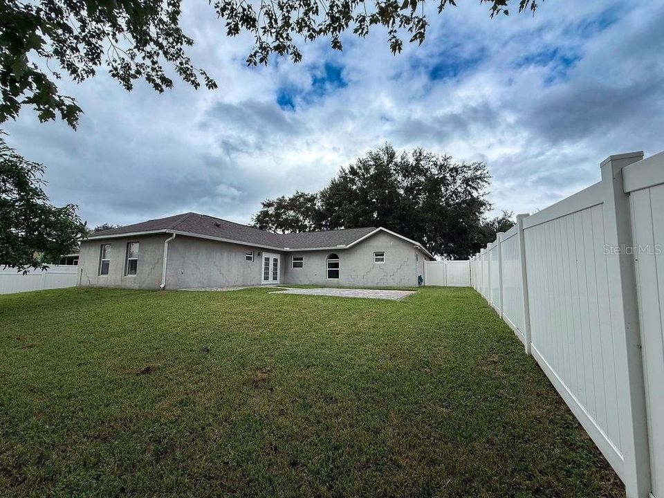 合同活跃: $2,600 (3 贝兹, 2 浴室, 1888 平方英尺)