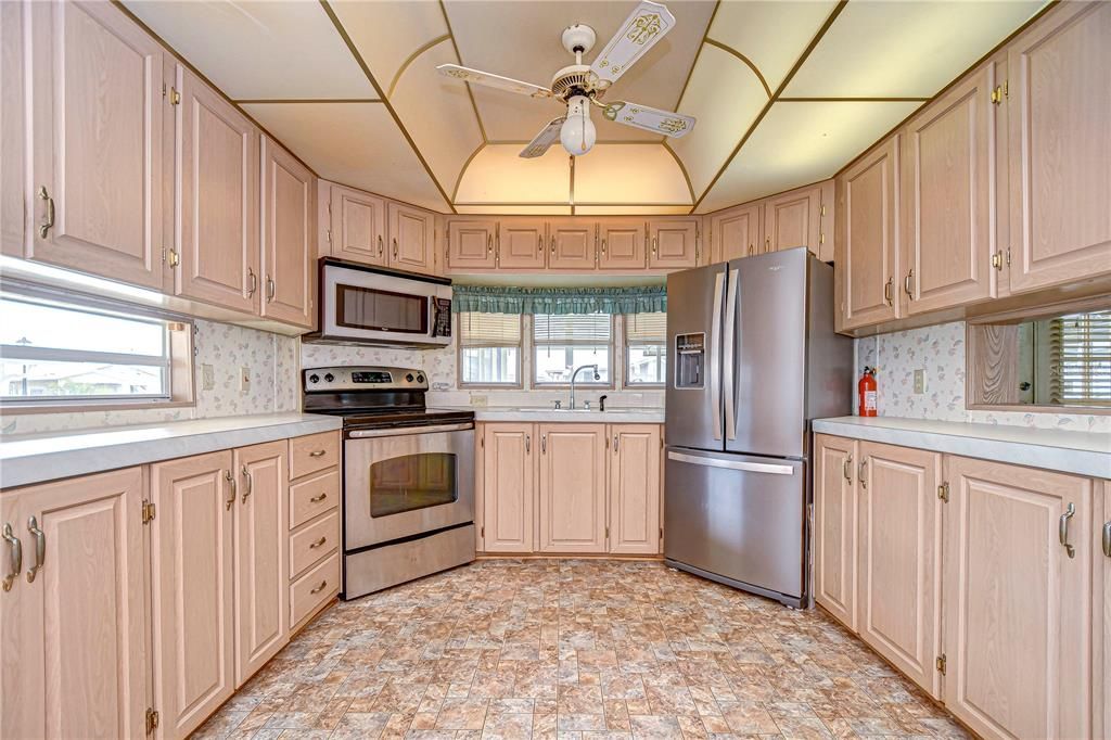 合同活跃: $109,950 (2 贝兹, 2 浴室, 874 平方英尺)