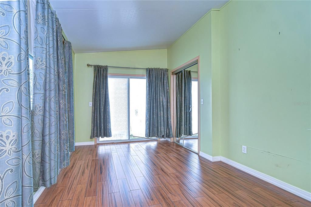 合同活跃: $109,950 (2 贝兹, 2 浴室, 874 平方英尺)