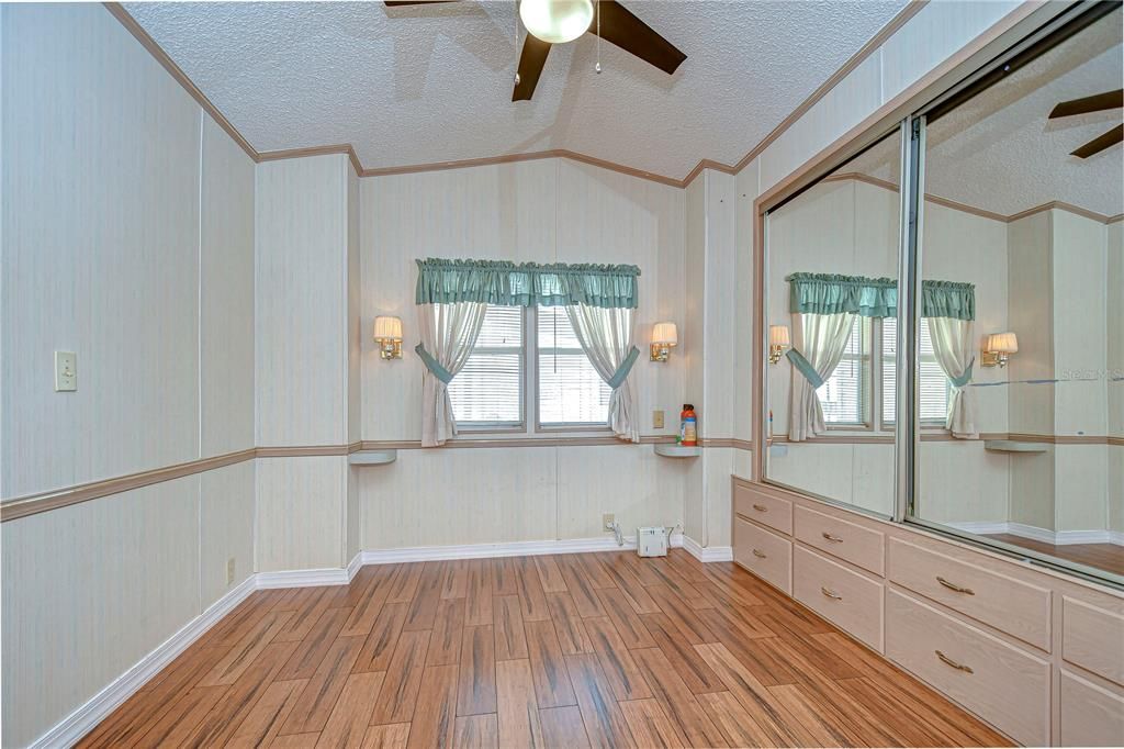 合同活跃: $109,950 (2 贝兹, 2 浴室, 874 平方英尺)