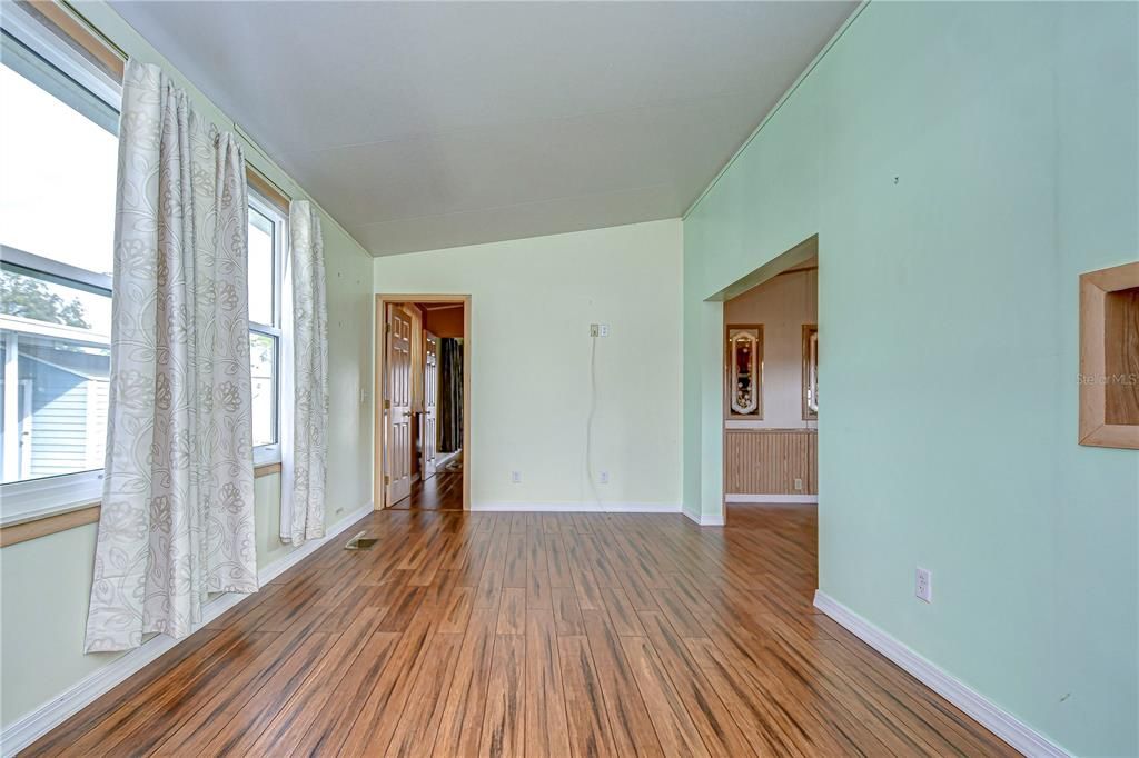 合同活跃: $109,950 (2 贝兹, 2 浴室, 874 平方英尺)