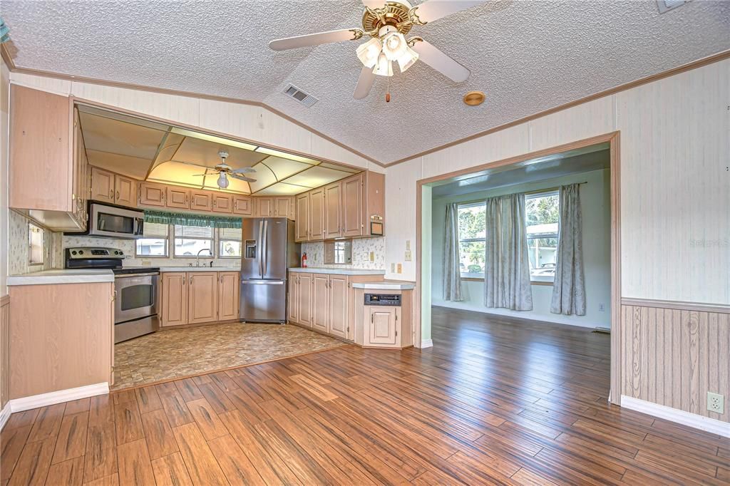 合同活跃: $109,950 (2 贝兹, 2 浴室, 874 平方英尺)