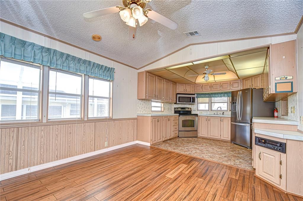 合同活跃: $109,950 (2 贝兹, 2 浴室, 874 平方英尺)