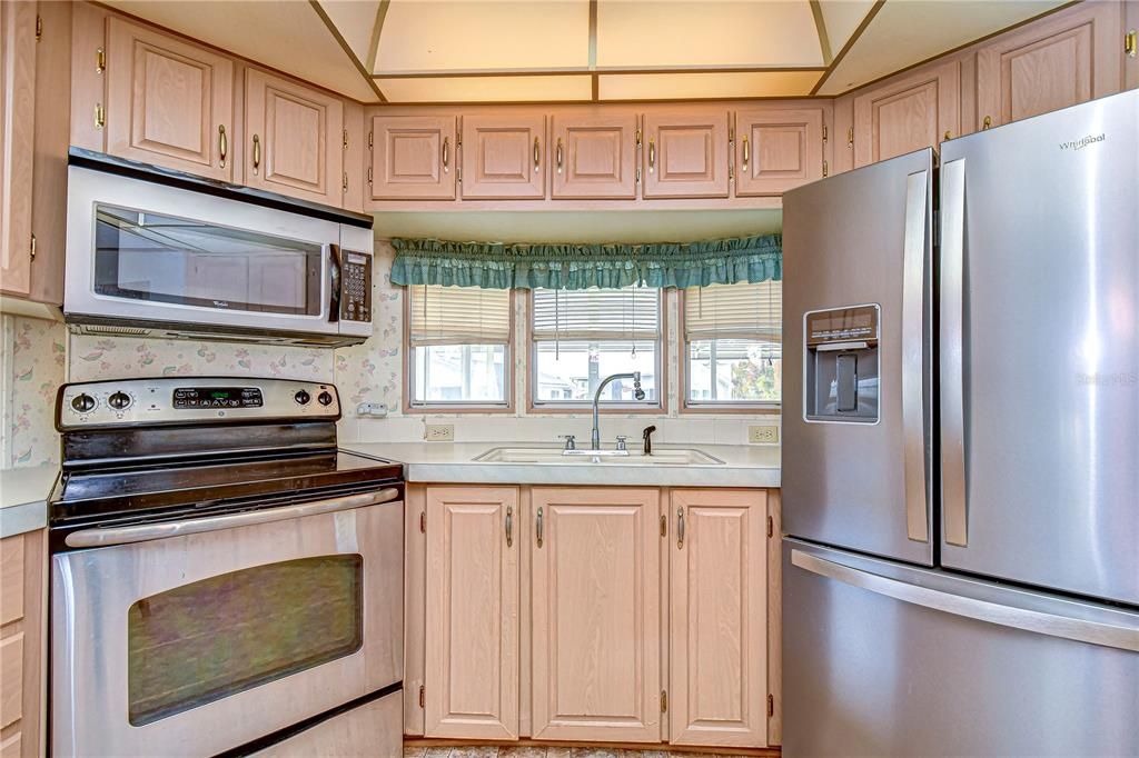 合同活跃: $109,950 (2 贝兹, 2 浴室, 874 平方英尺)