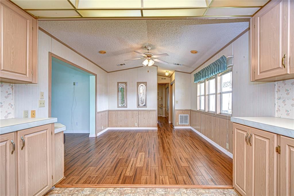 合同活跃: $109,950 (2 贝兹, 2 浴室, 874 平方英尺)