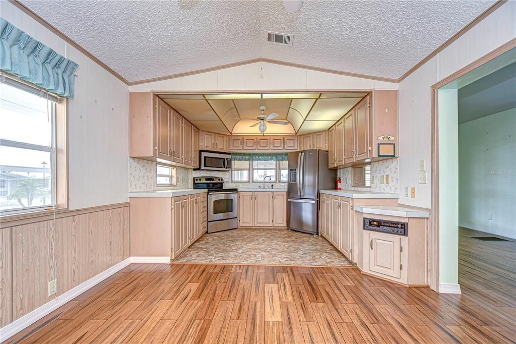 合同活跃: $109,950 (2 贝兹, 2 浴室, 874 平方英尺)