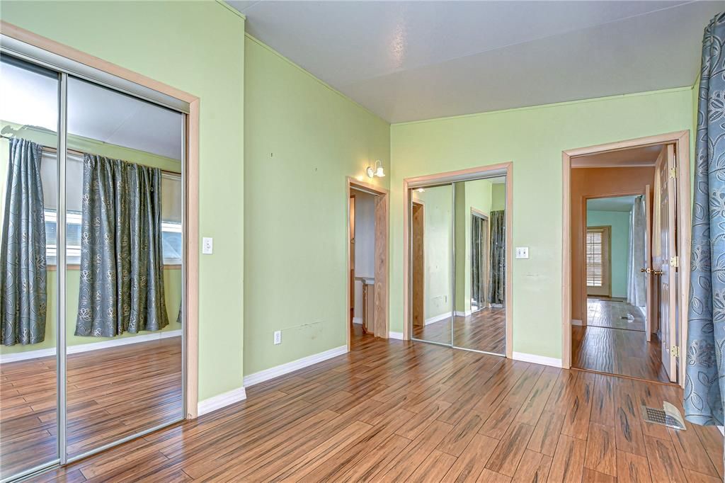 合同活跃: $109,950 (2 贝兹, 2 浴室, 874 平方英尺)