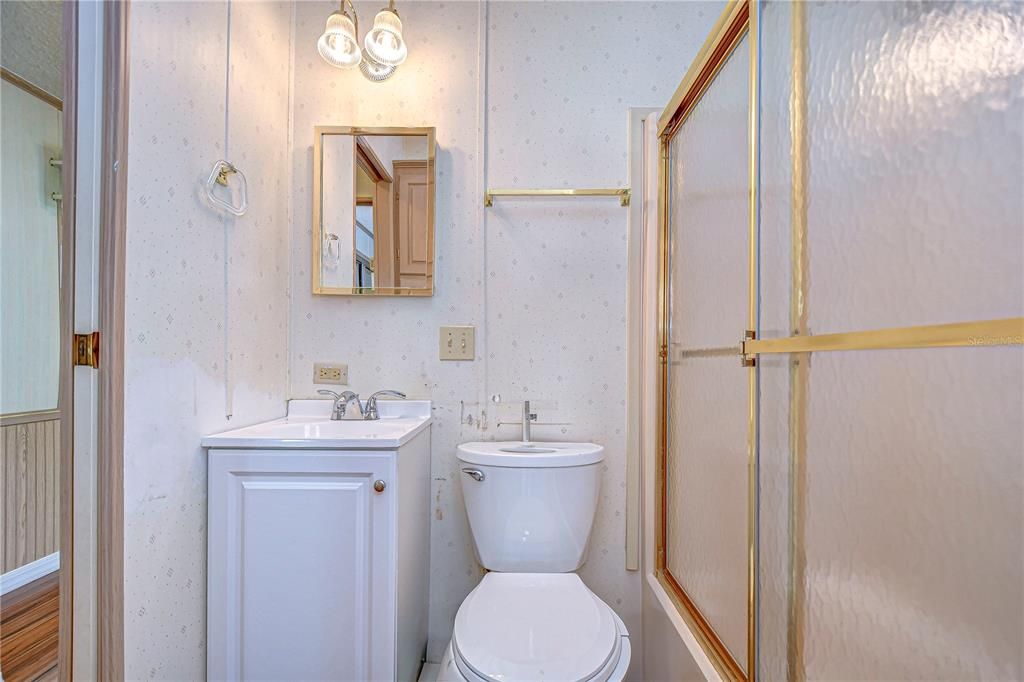 合同活跃: $109,950 (2 贝兹, 2 浴室, 874 平方英尺)