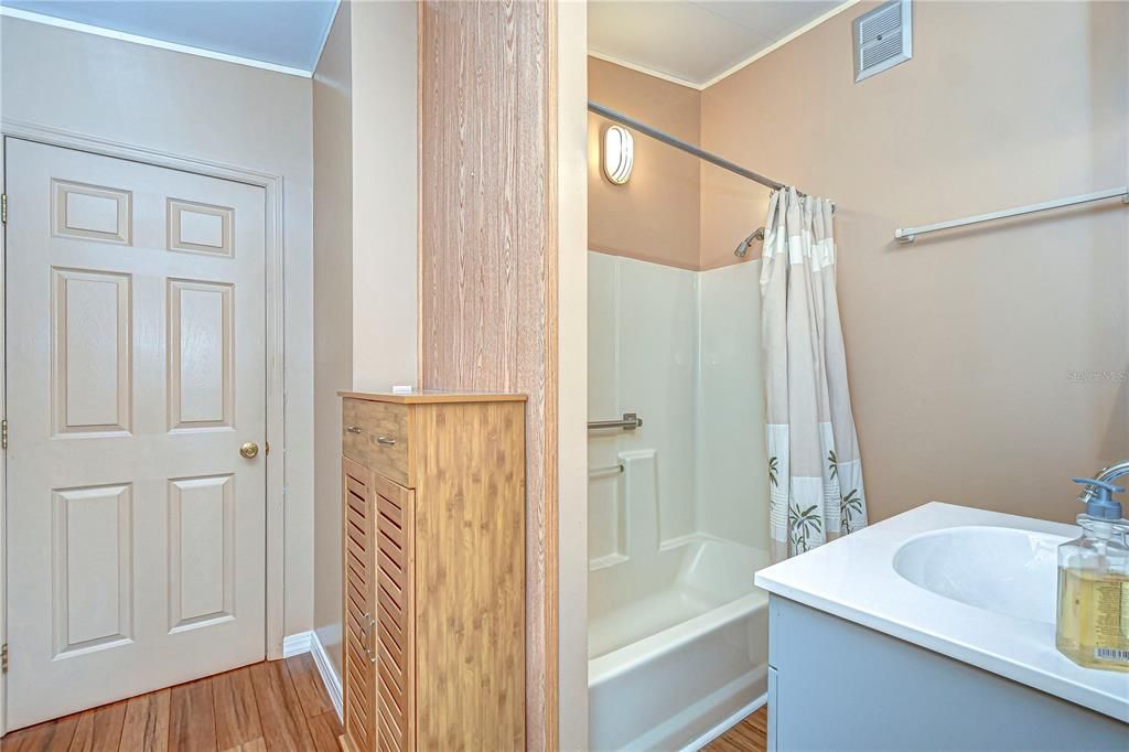 合同活跃: $109,950 (2 贝兹, 2 浴室, 874 平方英尺)