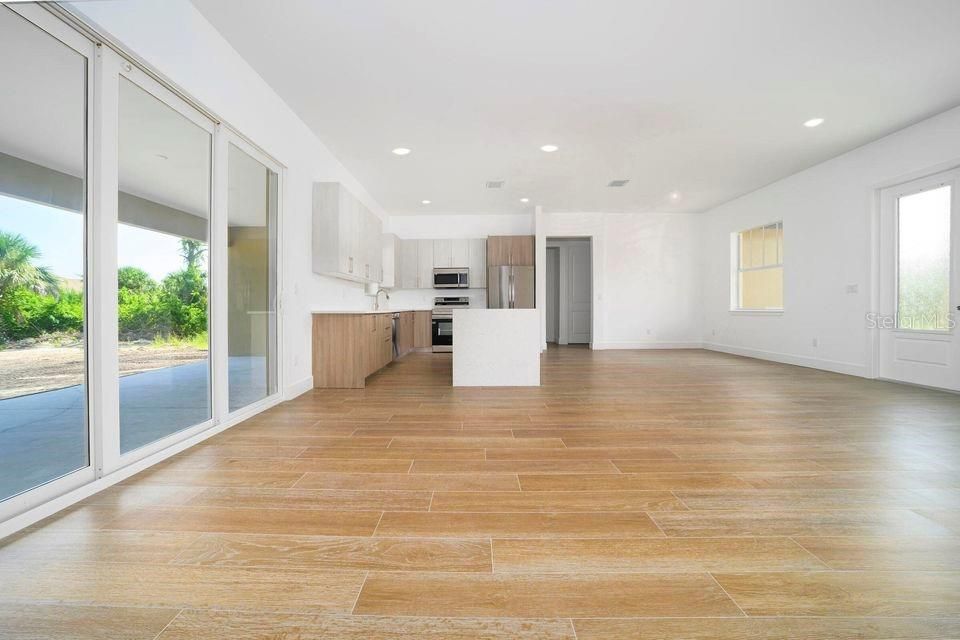 出租: $2,400 (4 贝兹, 2 浴室, 2587 平方英尺)