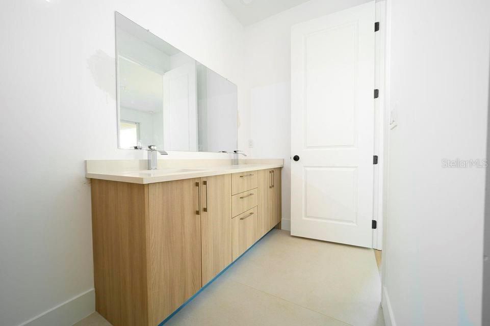 出租: $2,400 (4 贝兹, 2 浴室, 2587 平方英尺)