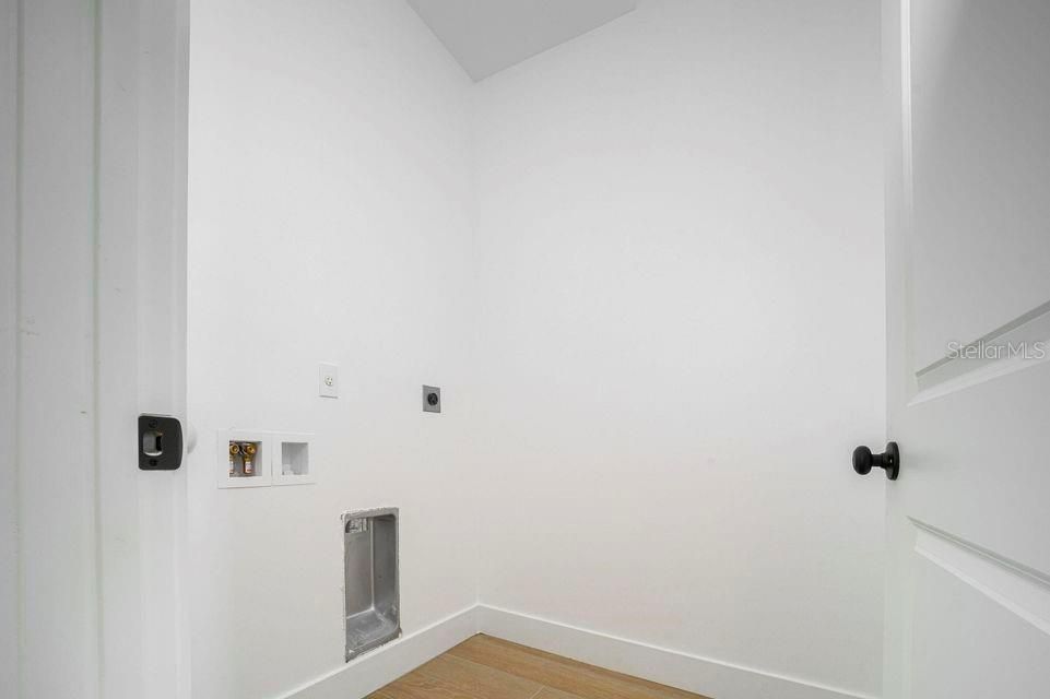 出租: $2,400 (4 贝兹, 2 浴室, 2587 平方英尺)