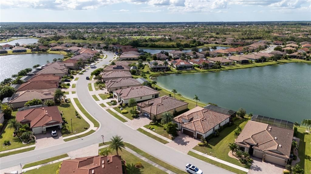 На продажу: $649,900 (4 спален, 2 ванн, 2243 Квадратных фут)