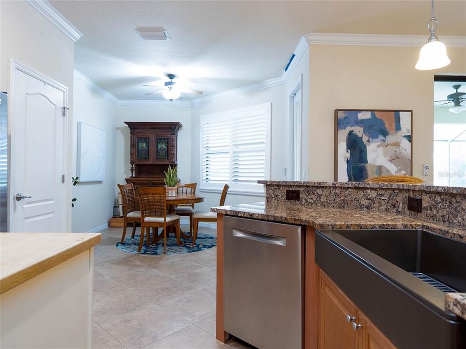 На продажу: $649,900 (4 спален, 2 ванн, 2243 Квадратных фут)