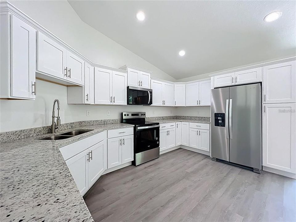 For Sale: $244,900 (3 beds, 2 baths, 1304 Square Feet)
