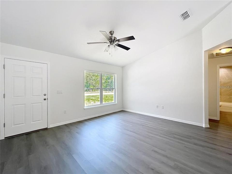 For Sale: $244,900 (3 beds, 2 baths, 1304 Square Feet)