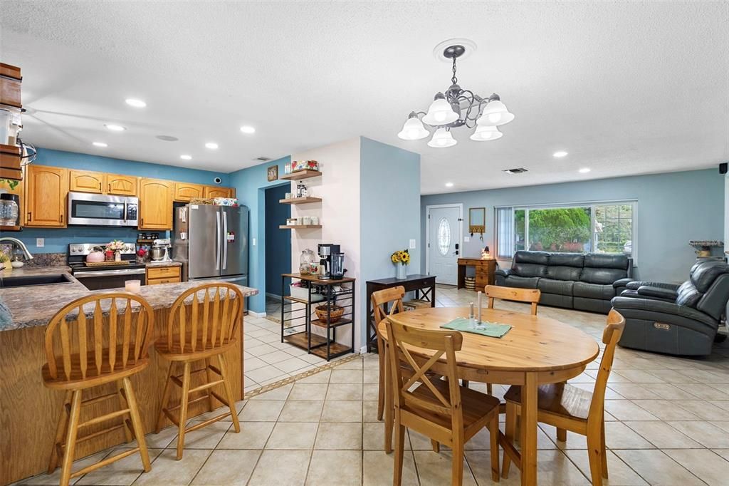 合同活跃: $258,500 (3 贝兹, 2 浴室, 1680 平方英尺)