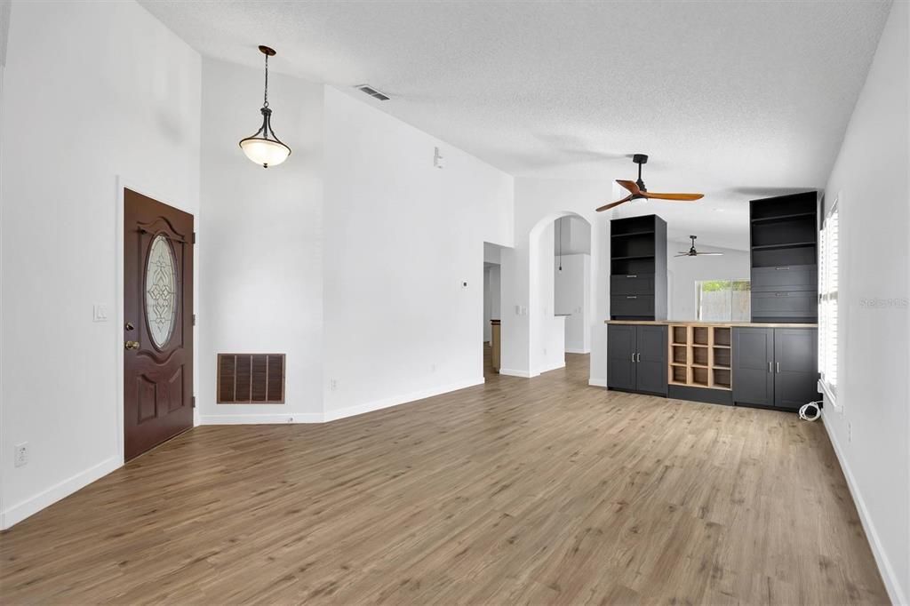 合同活跃: $458,500 (4 贝兹, 2 浴室, 1837 平方英尺)