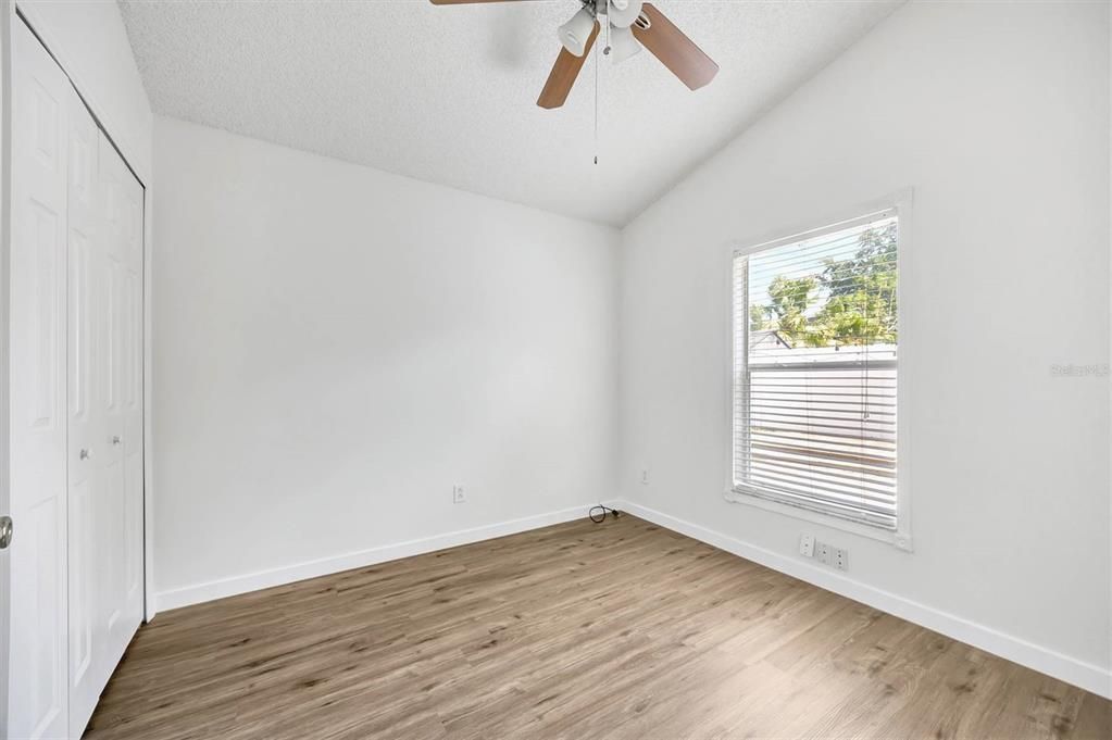 合同活跃: $458,500 (4 贝兹, 2 浴室, 1837 平方英尺)