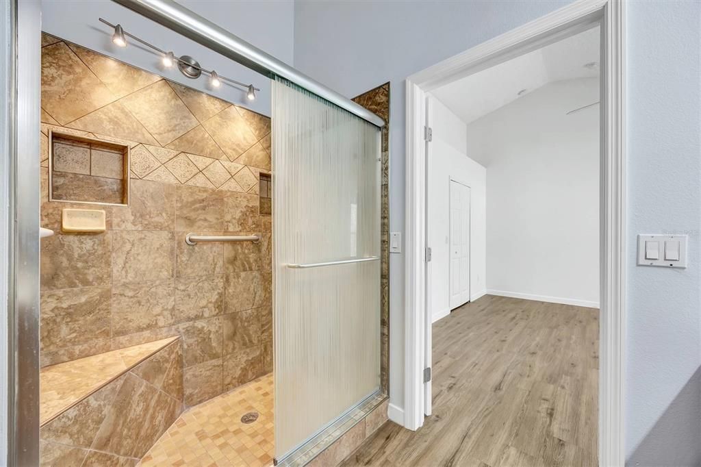 合同活跃: $458,500 (4 贝兹, 2 浴室, 1837 平方英尺)