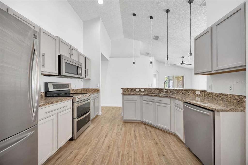 合同活跃: $458,500 (4 贝兹, 2 浴室, 1837 平方英尺)