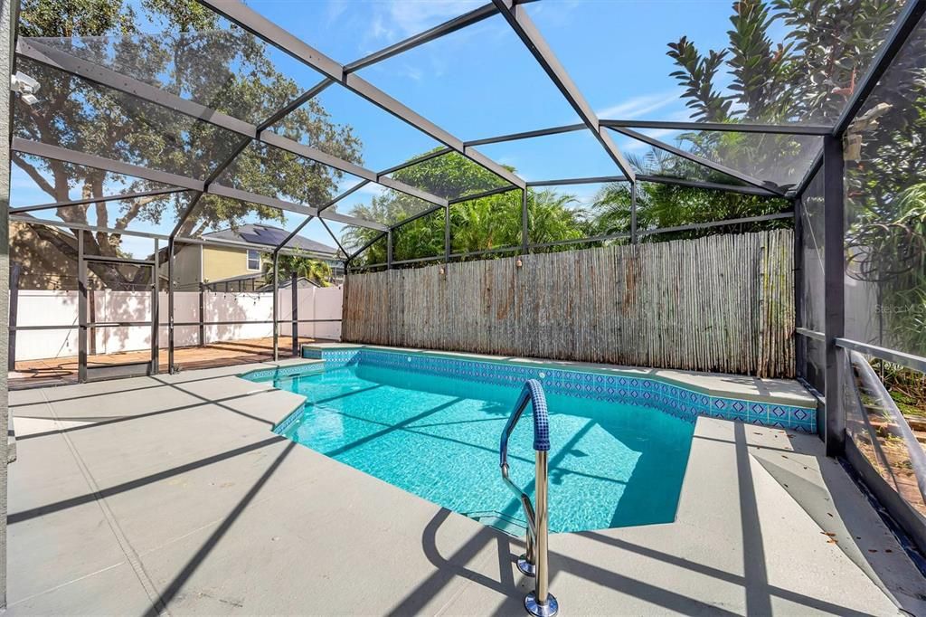 合同活跃: $458,500 (4 贝兹, 2 浴室, 1837 平方英尺)