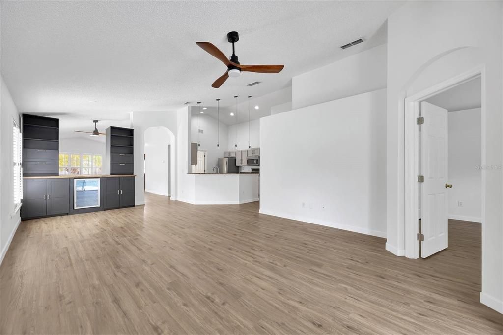 合同活跃: $458,500 (4 贝兹, 2 浴室, 1837 平方英尺)