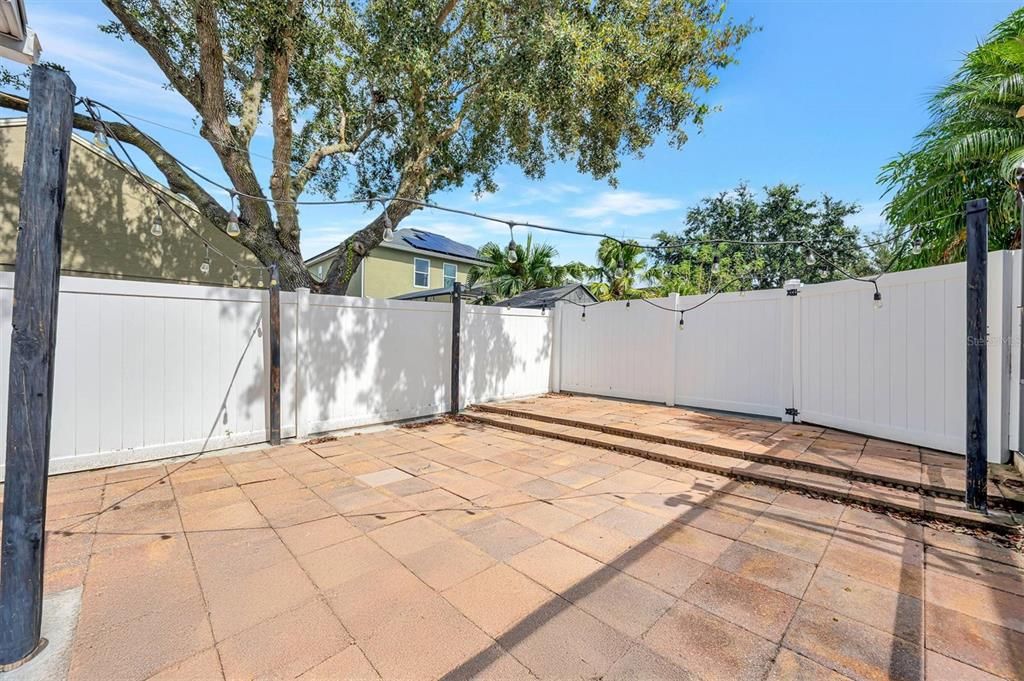 合同活跃: $458,500 (4 贝兹, 2 浴室, 1837 平方英尺)