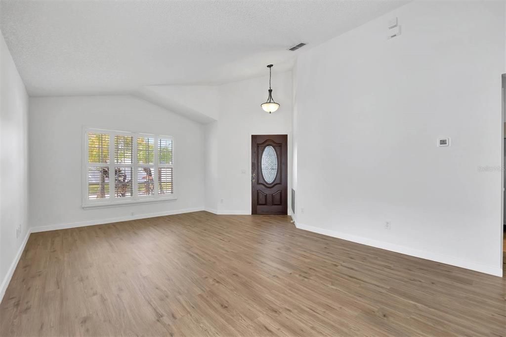 合同活跃: $458,500 (4 贝兹, 2 浴室, 1837 平方英尺)