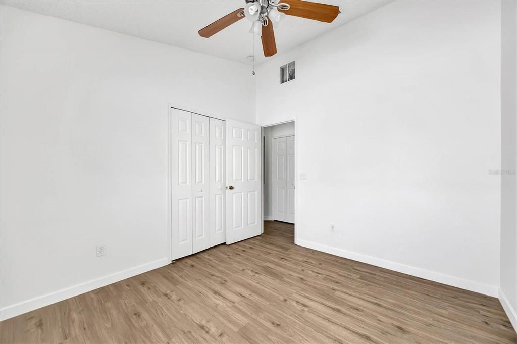 合同活跃: $458,500 (4 贝兹, 2 浴室, 1837 平方英尺)