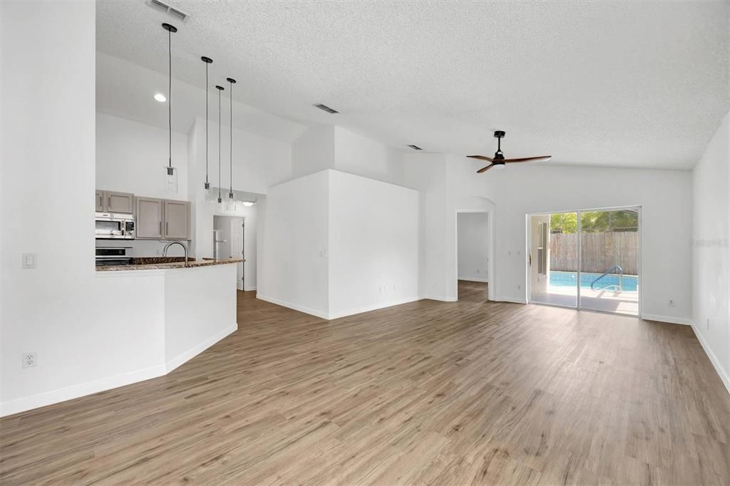 合同活跃: $458,500 (4 贝兹, 2 浴室, 1837 平方英尺)