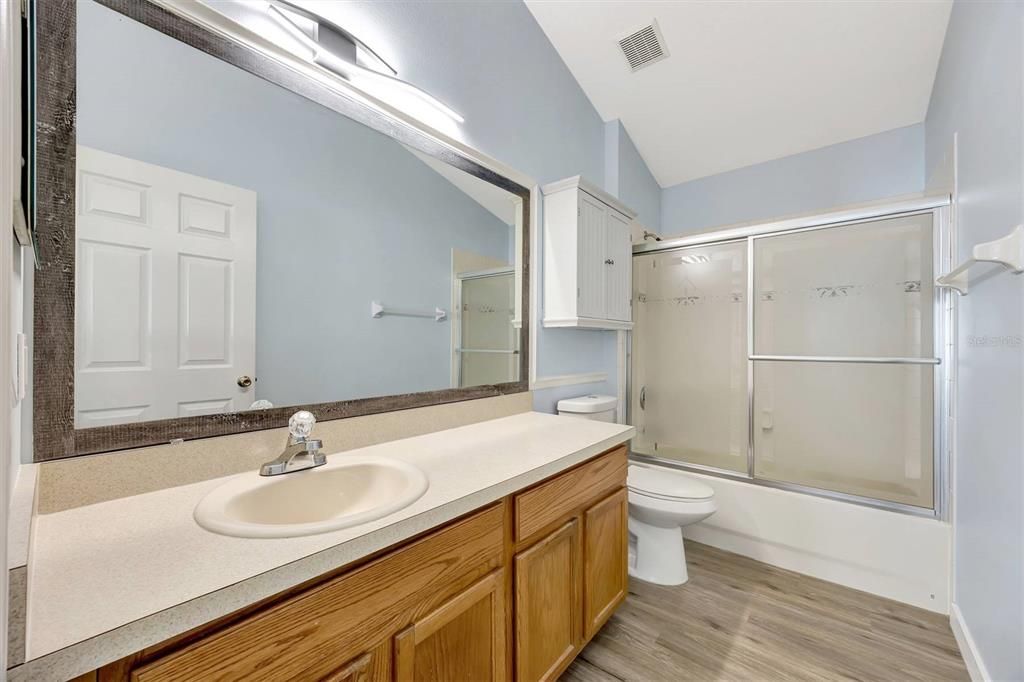 合同活跃: $458,500 (4 贝兹, 2 浴室, 1837 平方英尺)