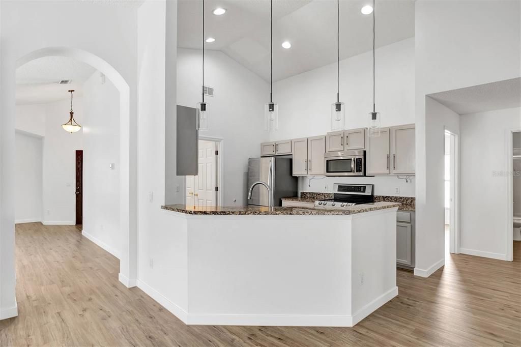 合同活跃: $458,500 (4 贝兹, 2 浴室, 1837 平方英尺)