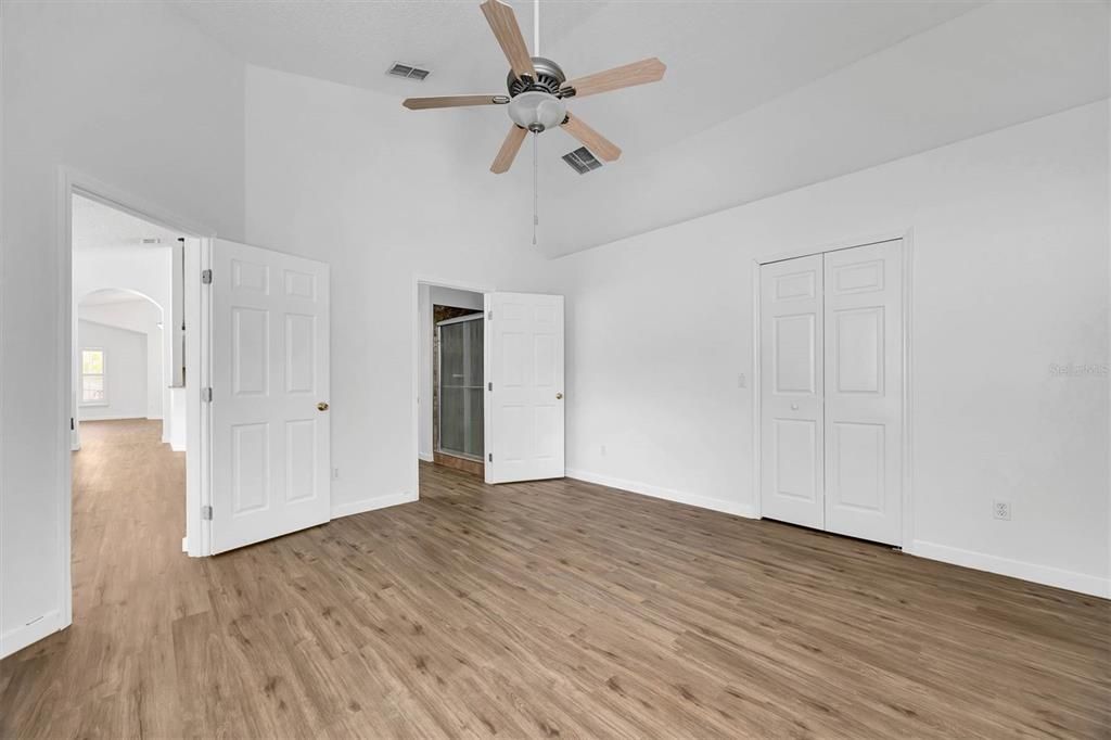 合同活跃: $458,500 (4 贝兹, 2 浴室, 1837 平方英尺)