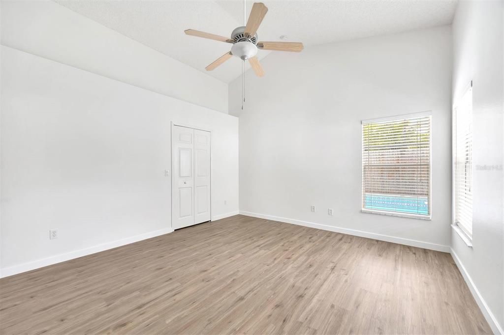 合同活跃: $458,500 (4 贝兹, 2 浴室, 1837 平方英尺)