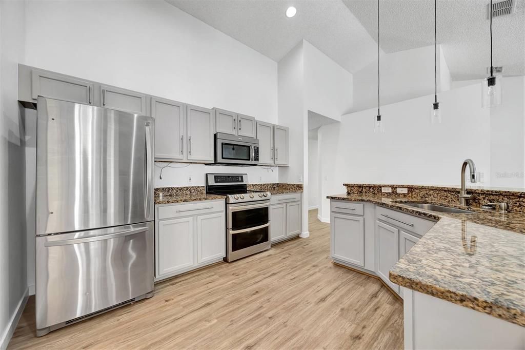 合同活跃: $458,500 (4 贝兹, 2 浴室, 1837 平方英尺)