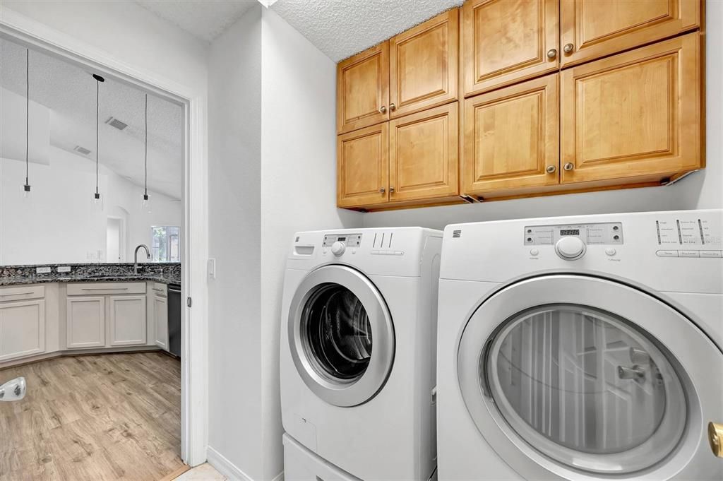 合同活跃: $458,500 (4 贝兹, 2 浴室, 1837 平方英尺)