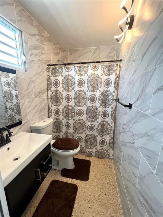 出租: $1,250 (0 贝兹, 1 浴室, 0 平方英尺)