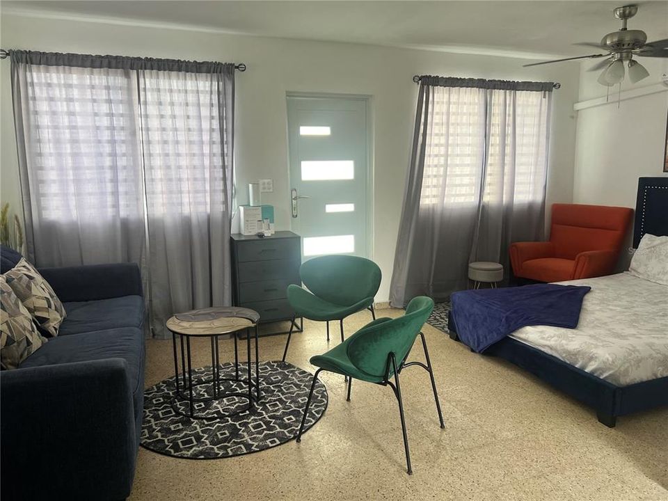 出租: $1,250 (0 贝兹, 1 浴室, 0 平方英尺)