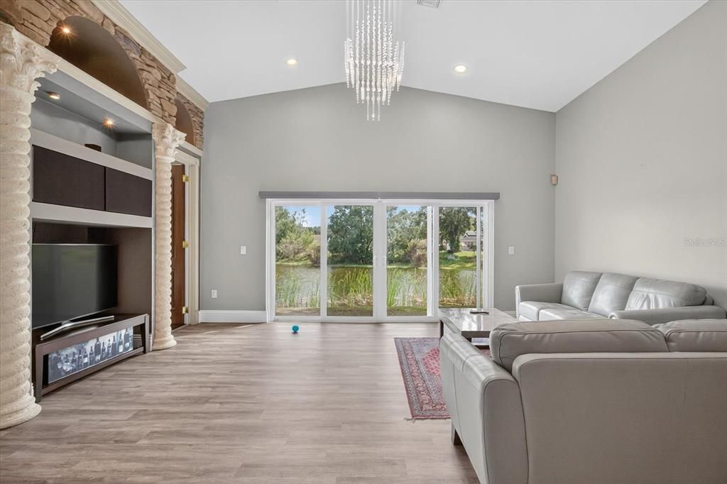 合同活跃: $649,000 (4 贝兹, 3 浴室, 3538 平方英尺)