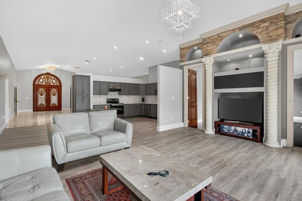 合同活跃: $649,000 (4 贝兹, 3 浴室, 3538 平方英尺)