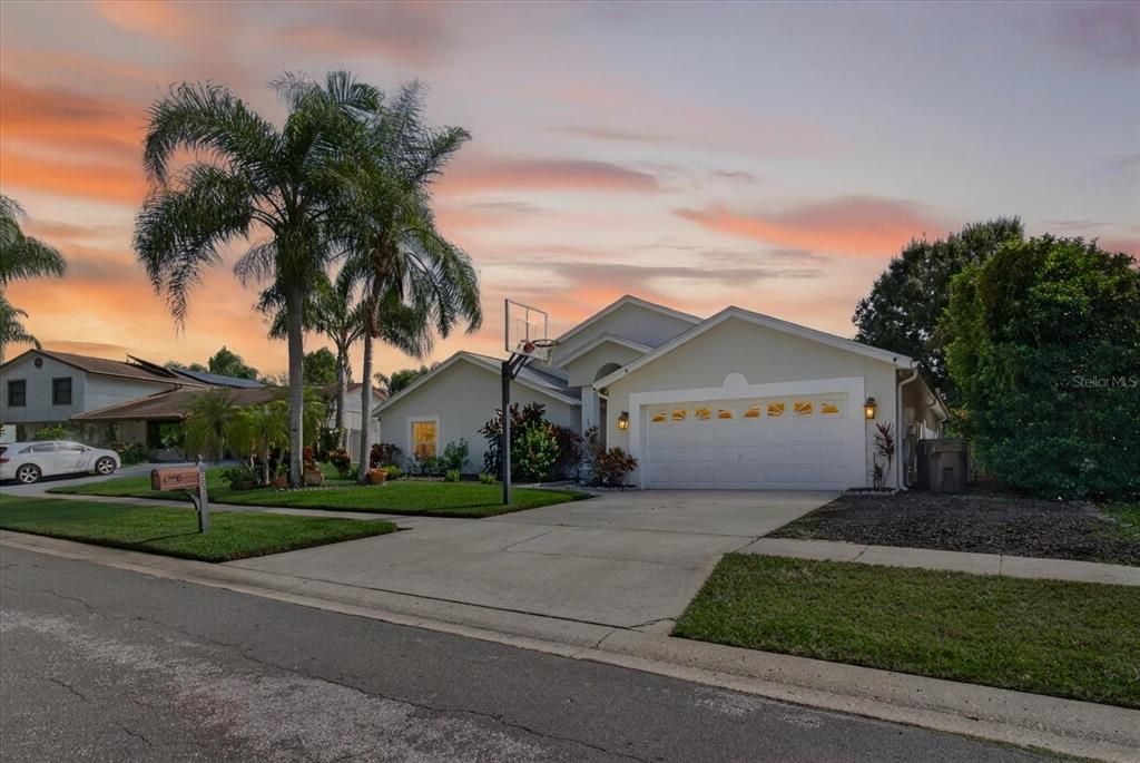 合同活跃: $649,000 (4 贝兹, 3 浴室, 3538 平方英尺)