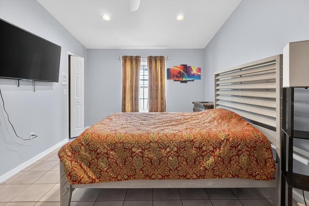 合同活跃: $649,000 (4 贝兹, 3 浴室, 3538 平方英尺)