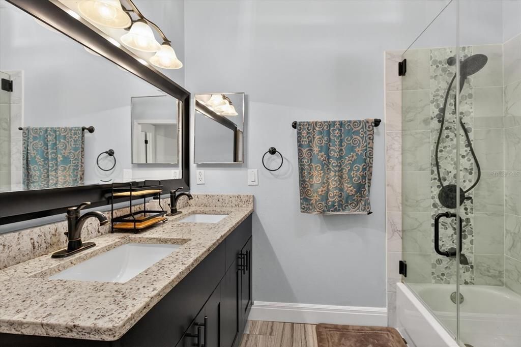 合同活跃: $649,000 (4 贝兹, 3 浴室, 3538 平方英尺)