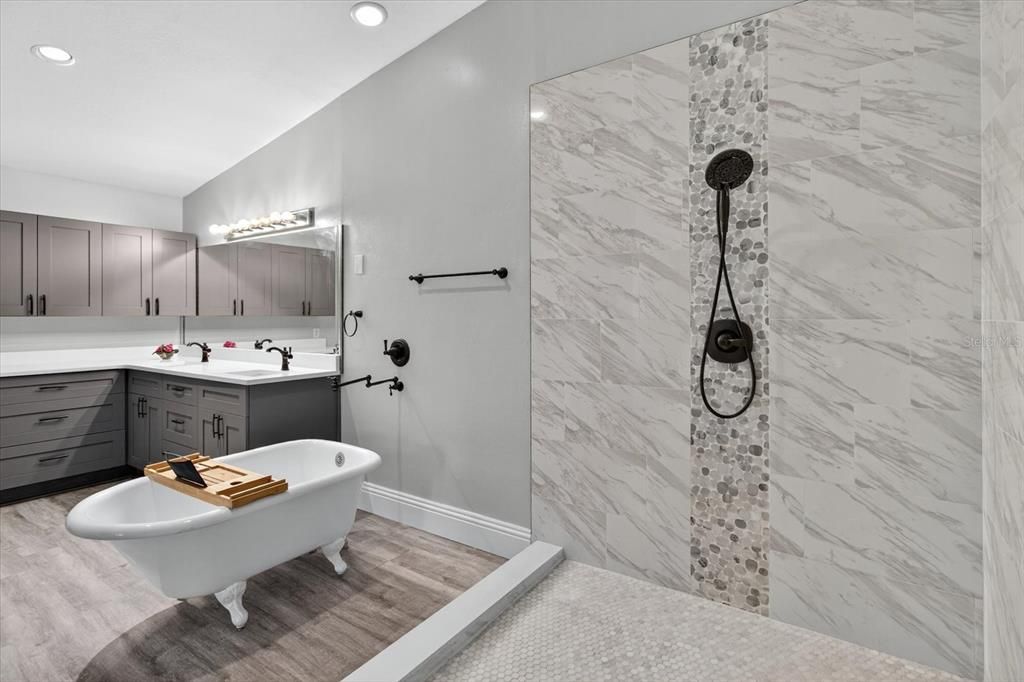 合同活跃: $649,000 (4 贝兹, 3 浴室, 3538 平方英尺)