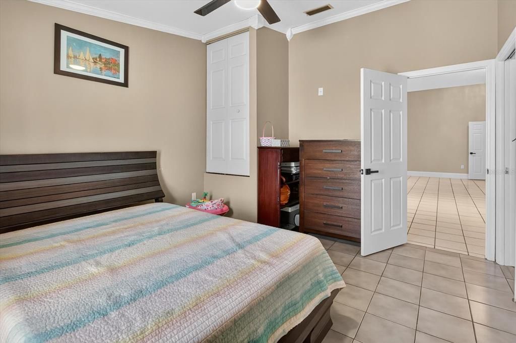 合同活跃: $649,000 (4 贝兹, 3 浴室, 3538 平方英尺)