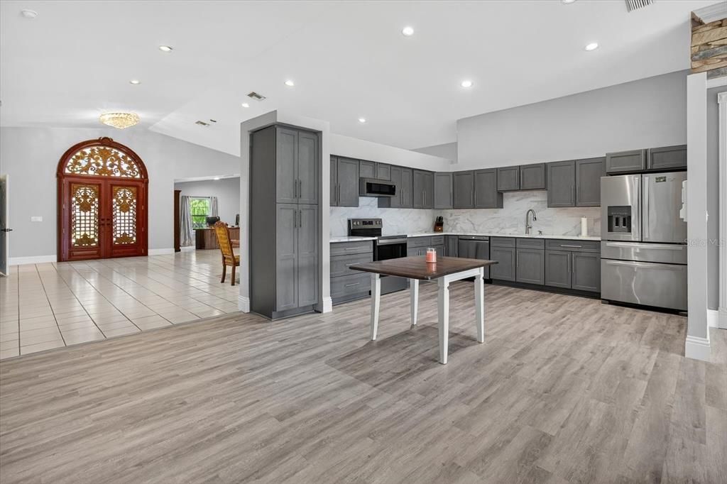 合同活跃: $649,000 (4 贝兹, 3 浴室, 3538 平方英尺)