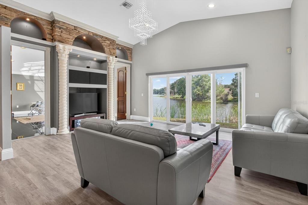 合同活跃: $649,000 (4 贝兹, 3 浴室, 3538 平方英尺)