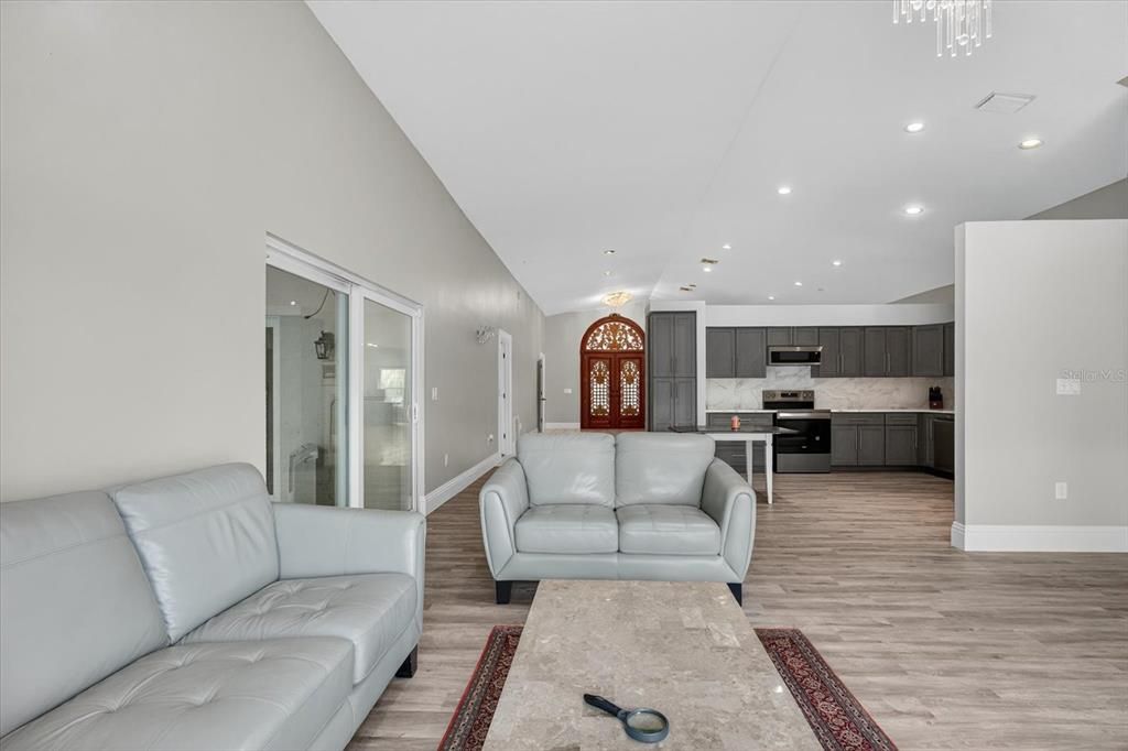 合同活跃: $649,000 (4 贝兹, 3 浴室, 3538 平方英尺)