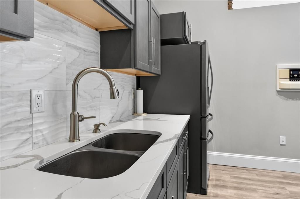 合同活跃: $649,000 (4 贝兹, 3 浴室, 3538 平方英尺)